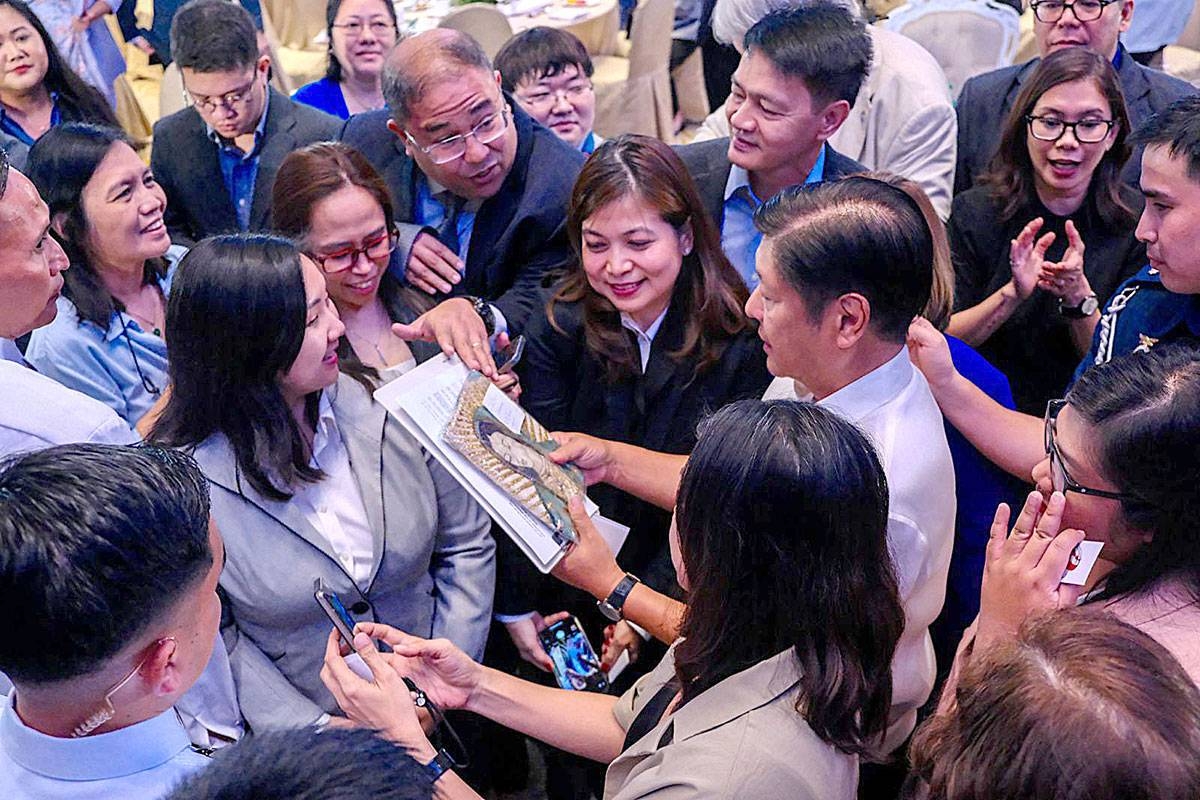 FOCAP GUEST President Ferdinand Marcos Jr. is surrounded by members of the Foreign Correspondents Association of the Philippines during the presidential forum held on Monday, April 15, 2024, at the Manila Hotel. CONTRIBUTED PHOTO