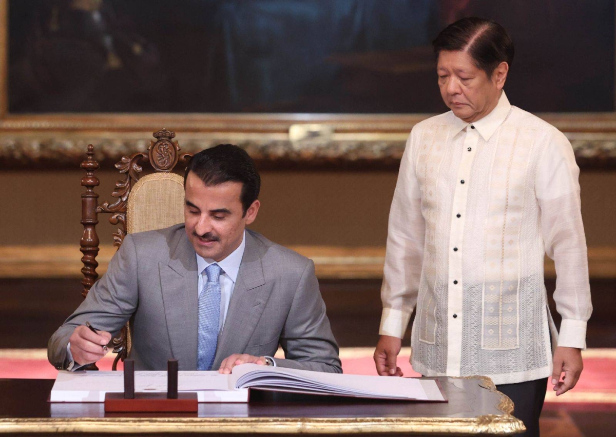 President Ferdinand Marcos Jr. welcomes Qatar's Emir Sheikh Tamim bin Hamad Al Thani as he arrives in Malacañang on Monday, April 22, 2024, for a two-day state visit. The two leaders are expected to exchange views on regional issues.
PPA POOL / MARIANNE BERMUDEZ