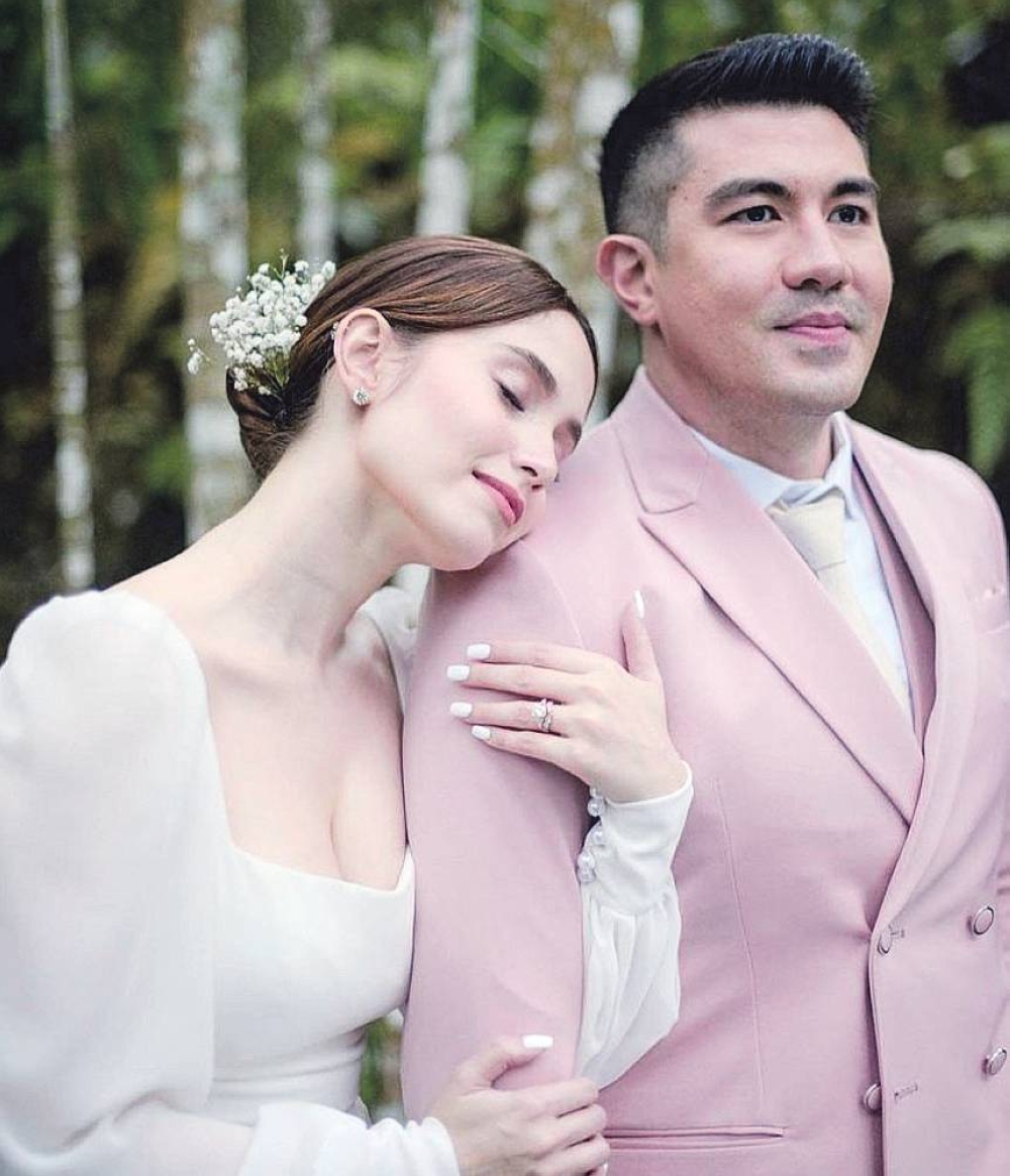 After gaining weight over the long pandemic lockdowns (left photo), Luis Manzano is back in shape, looking his best for new wife Jessy Mendiola and of course, his multiple shows on TV.