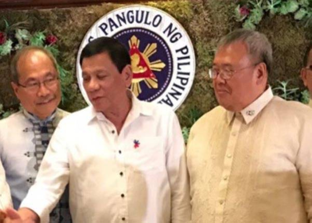 Le juge Bertulfo avec le président Rodrigo Duterte