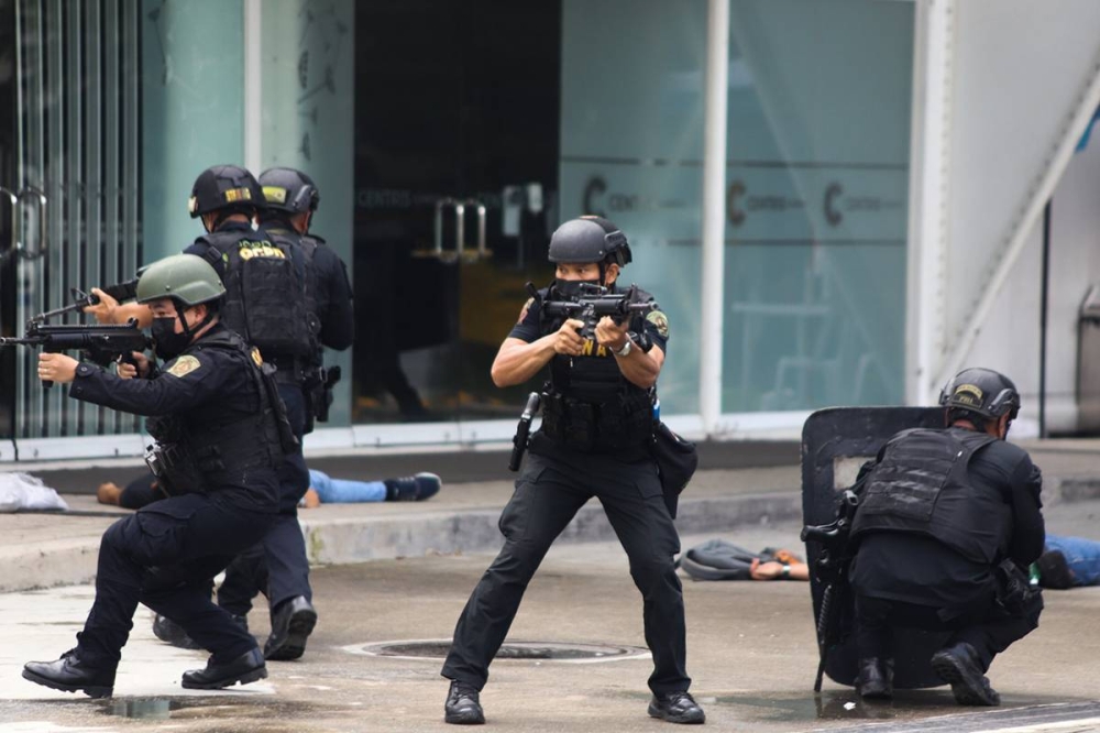 On their toes Members of the Philippine National Police Special Action Force perform a simulation drill near the Sofitel Hotel in Pasay City on September 20, 2021 in preparation for the filing of certificates of candidacy for the 2022 national and local elections from October 1 to October 8. Quezon City policemen also conduct a drill at Eton Centris where local candidates will file their COCs. Photos by Mike Alquinto and John Orven Verdote