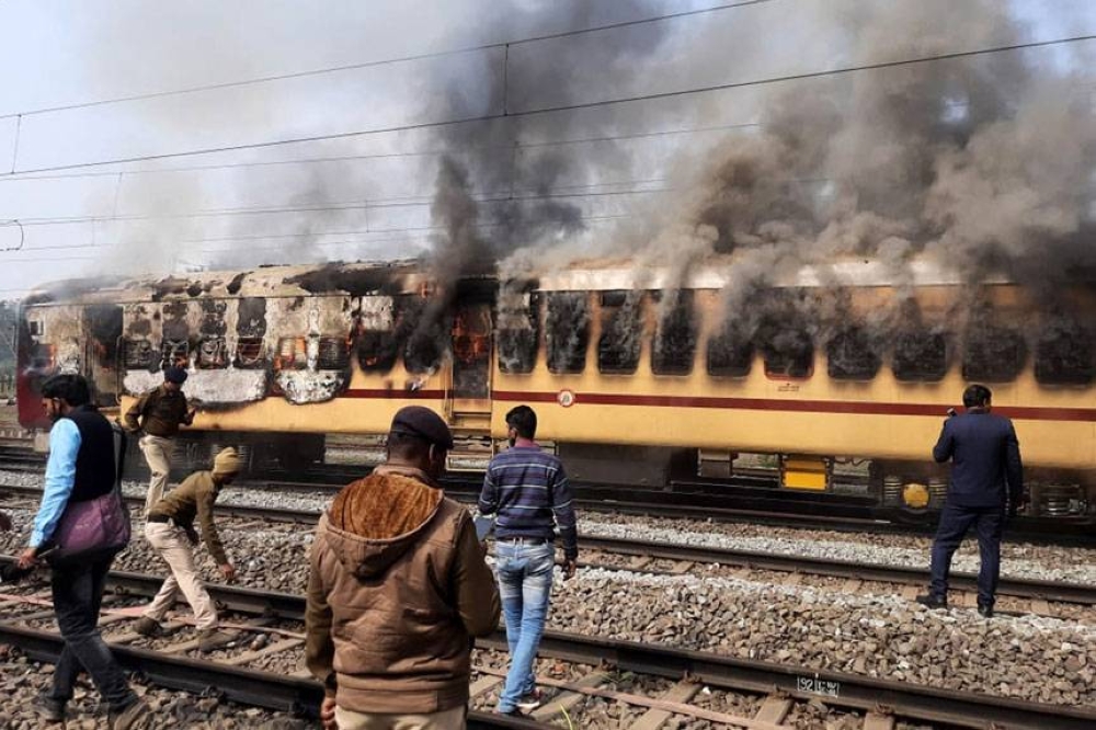 Mobs burn Indian train carriages | The Manila Times