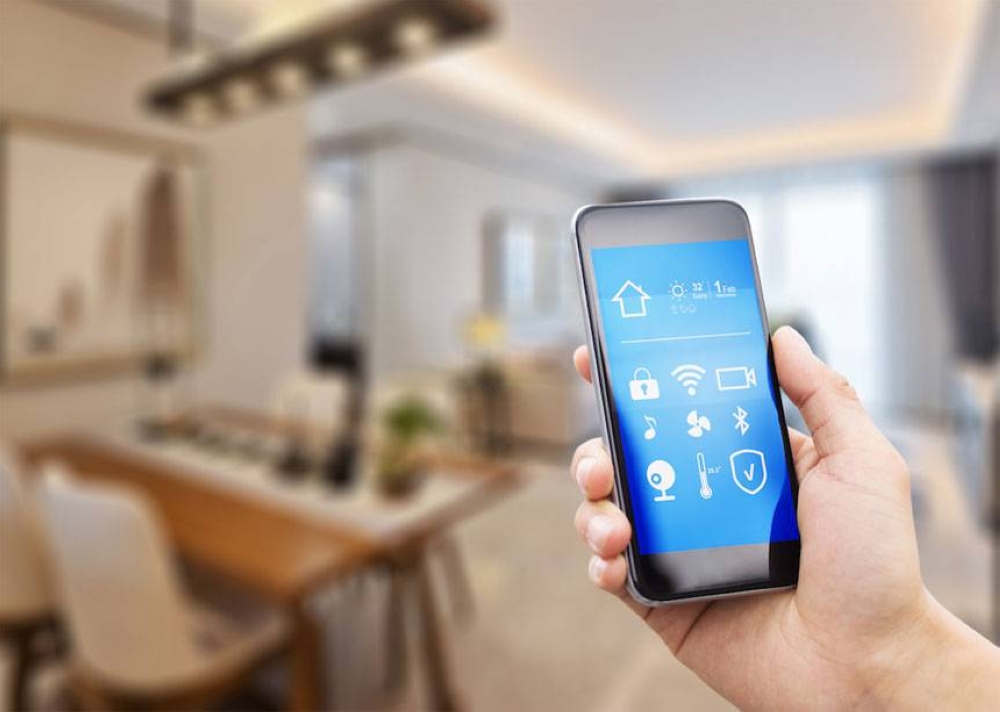 Téléphone portable avec applications sur maison intelligente dans une salle à manger moderne PHOTO CONTRIBUÉE