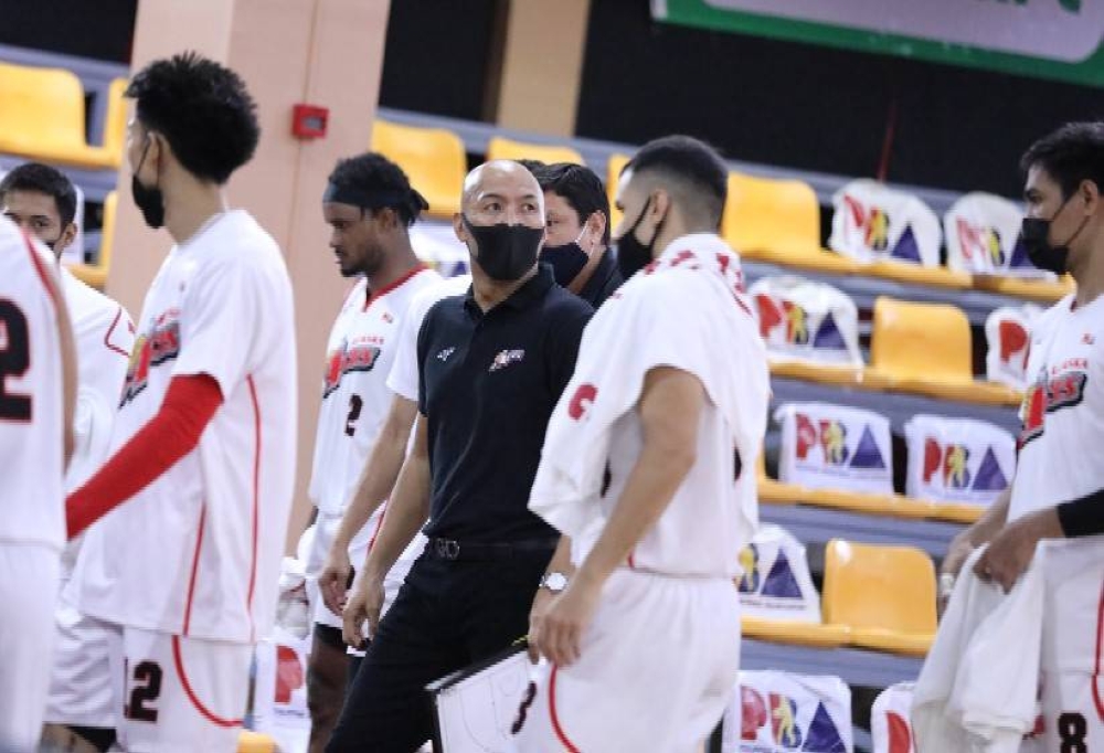 GOODBYE, ALASKA Alaska coach Jeffrey Cariaso and his Aces walk towards the dugout during a halftime break in this PBA file photo. Alaska will walk away for good at the end of the season following announcement from team owner Wilfred Uytengsu that the team will disband after the ongoing Governors’ Cup. PBA FILE PHOTO