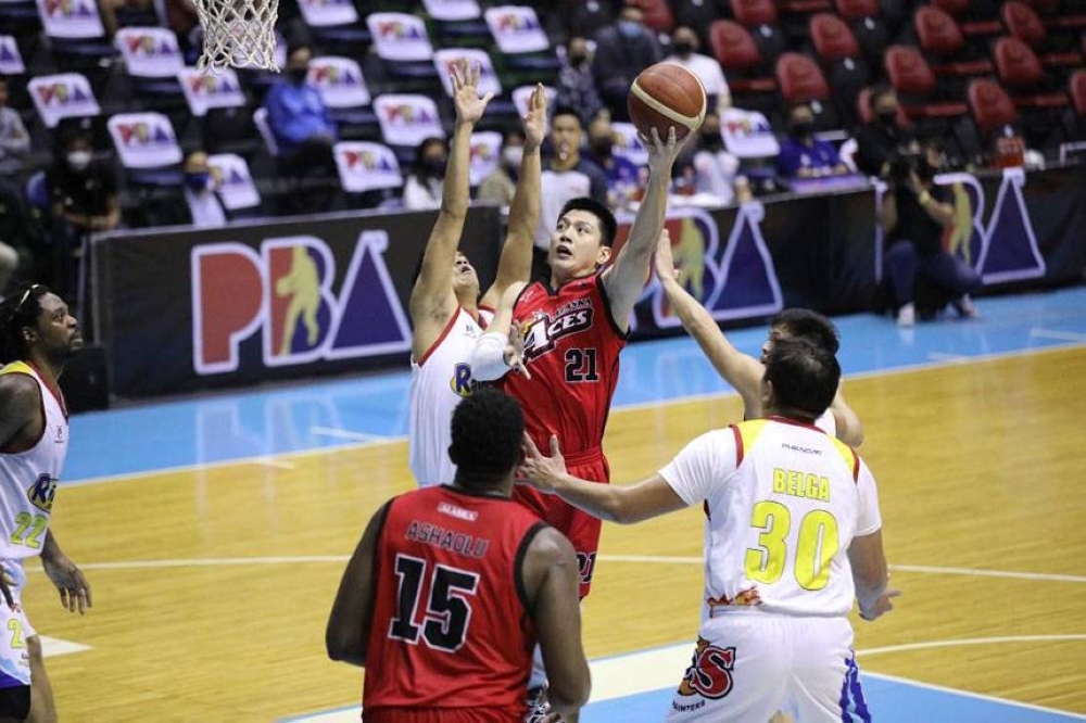 Alaska’s Jeron Teng splits the NorthPort defense to score a layup during their PBA Governors Cup game Thursday night at the Araneta Coliseum. PBA IMAGE