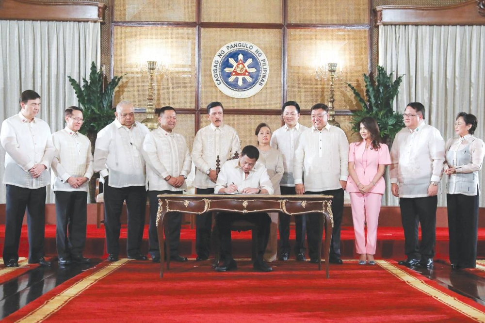 Rodrigo Roa Duterte Sign President Duterte signs amendments to Public Service Act | The Manila Times