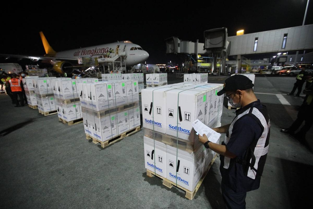 MORE PFIZER VACCINE. A staff of the Bureau of Customs inspects the boxes containing 936,000 doses of reformulated Pfizer vaccine for use by the pediatric population at the Ninoy Aquino International Airport Terminal 3 on Thursday (March 31, 2022) night. (PNA photo by Avito C. Dalan)