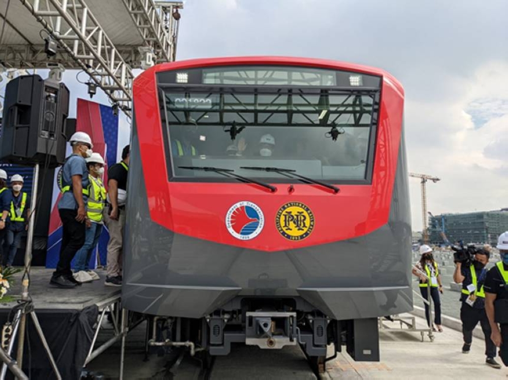 日本が資金を供給するNSCR鉄道車両の最初の展開が公開されました。