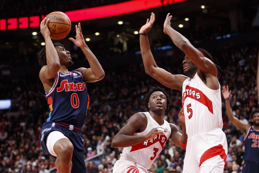 Tyrese Maxey #0 dari Philadelphia 76ers melakukan tembakan atas Precious Achiuwa #5 dari Toronto Raptors pada paruh kedua Game Empat Putaran Pertama Wilayah Timur di Scotiabank Arena pada 23 April 2022 di Toronto, Kanada.  FOTO AFP