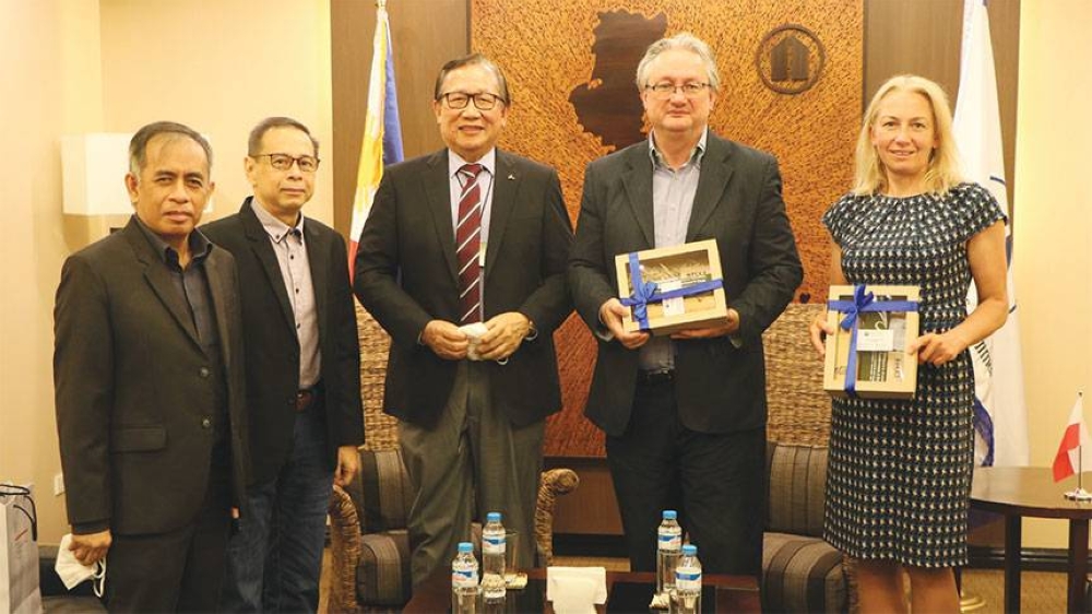 PCCI President George Barcelon (center) met with Embassy of Poland Chargé d’affaires a.i., Jarosław Szczepankiewicz (second from right), and Minister Counsellor Anna Krzak-Danel and discussed prospects of deepening trade and investment relations between the Philippines and Poland. Also in the photo are PCCI Assistant Secretary-General Edwin Glindro (utmost left) and Alysson Artes, chairman, PH-Poland Business Council.
