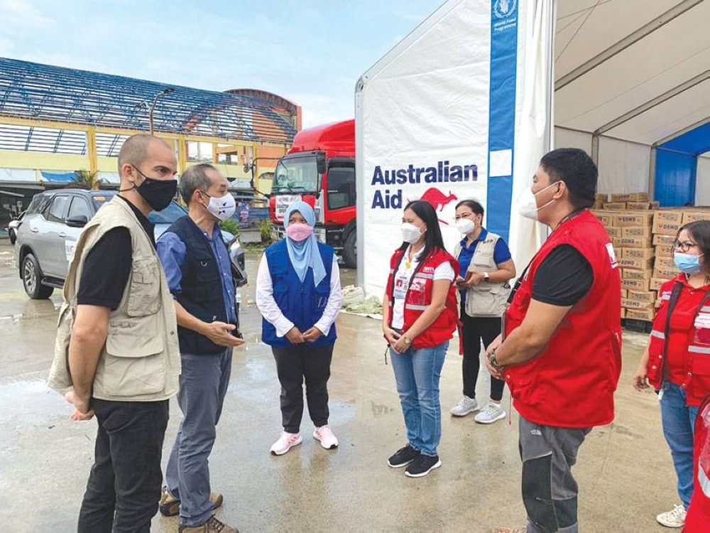 Le personnel de l'ambassade d'Australie a visité l'entrepôt logistique de Dapa qui a été mis en place en partenariat avec le Programme alimentaire mondial pour soutenir la réponse du gouvernement philippin au typhon Odette.