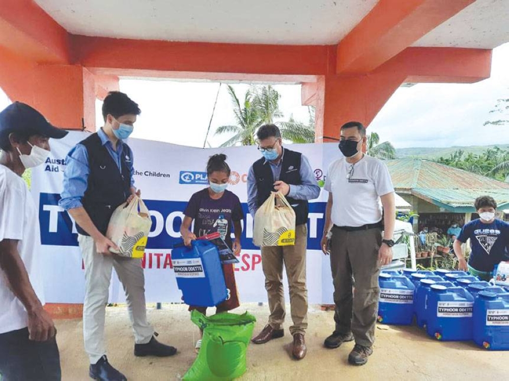 Le personnel de l'ambassade d'Australie a remis des bidons d'eau et des colis alimentaires familiaux à plus d'une centaine de familles touchées par le typhon à Getafe, Bohol.