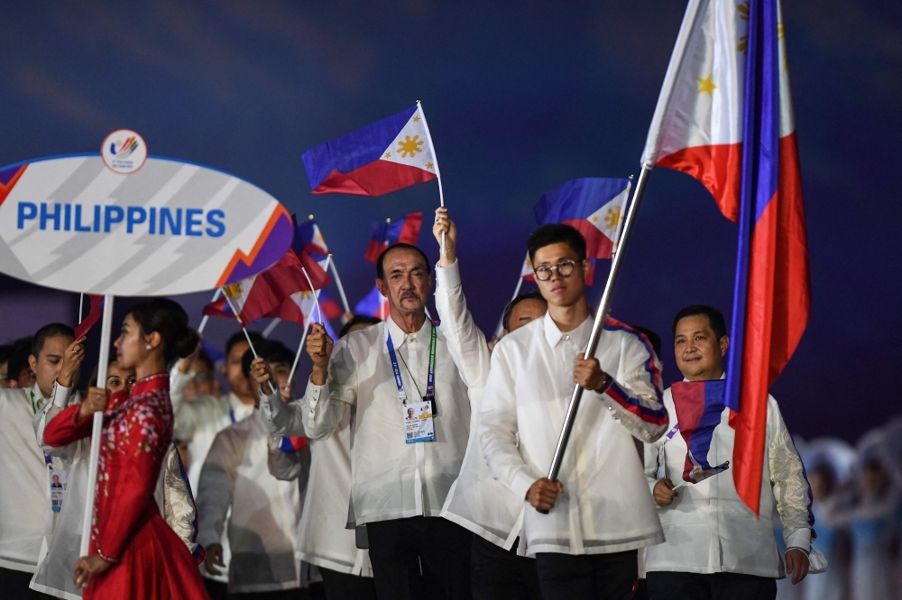 PINOY PRIDE Filipino pole vaulter Ernest John ‘EJ’ Obiena and fencer Samantha Catantan add two of four golds for the Philippines at the 31st Southeast Asian Games in Hanoi,
Vietnam on Saturday, May 14, 2022. Obiena broke his own SEA
Games record in 2019 after clearing the bar in 5.46 meters.
Catantan reacts after defeating Singapore’s Maxine Jie Xin Wong
in the final of the women’s epee individual fencing. AFP AND
CONTRIBUTED PHOTOS