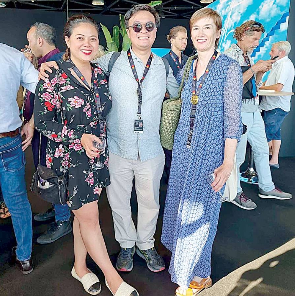 The Sunday Times Magazine’s very gracious source and global film festival circuit veteran, Sophie Bourdon (rightmost),
with Diño and Filipino producer Alemberg Ang. Friends and allies for several years now, Bourdon credits Diño for having
the right attitude in pursuing the challenge of bringing Filipino movies abroad. The equally passionate lady shares, ‘Liza
is always open to suggestion and eager to learn how things are done, so now, the Philippines is definitely part of global
cinema because she is doing it the right way. She is fair to all Filipino filmmakers, her warmth and knowledge about the
industry draws everyone to her, she is willing to help other countries too and she places value on continuity and visibility
— both very critical to toward this international goal