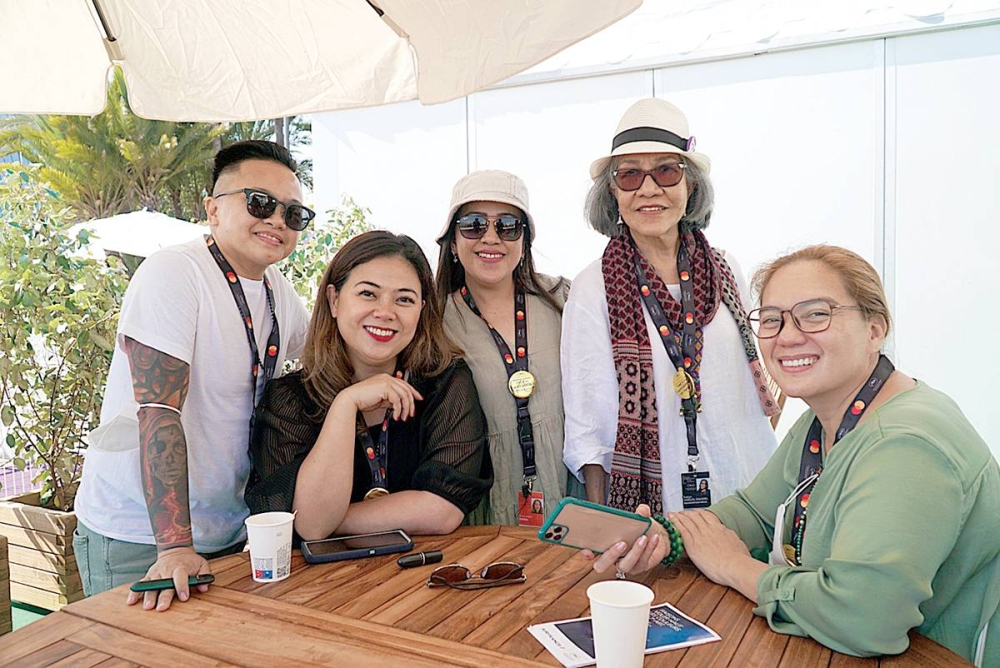 Also part of the Philippine delegation were producers who are eager to penetrate the global market including
(from right) seasoned actress Sylvia Sanchez of Feelmaking Productions and Nathan Studios and former comedian
and Filipino film advocate Evelyn Vargas, among others. With them are singer-composer Ice Seguerra, who
performs for FDCP’s events at Cannes and any where in the world gratis et amore; Usec. Diño; and Marie Angelic
Comiso (center). Comiso is just one of many riviera-based Filipinos who welcomed delegates to their homes
throughout the festival to help lessen their creative kababayan’s expenses in France.