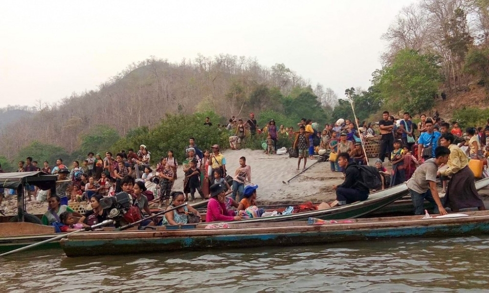 UNWILLING TO RETURN This photo taken by and received from Ei Tu Hta community leaders on March 29, 2021 shows people from Myanmar’s Karen state, who had crossed the Salween River into Thailand to seek refuge after air strikes pounded their area, being requested by the Thai authorities to turn back. EI TU HTA COMMUNITY LEADERS’ PHOTO VIA PHOTO