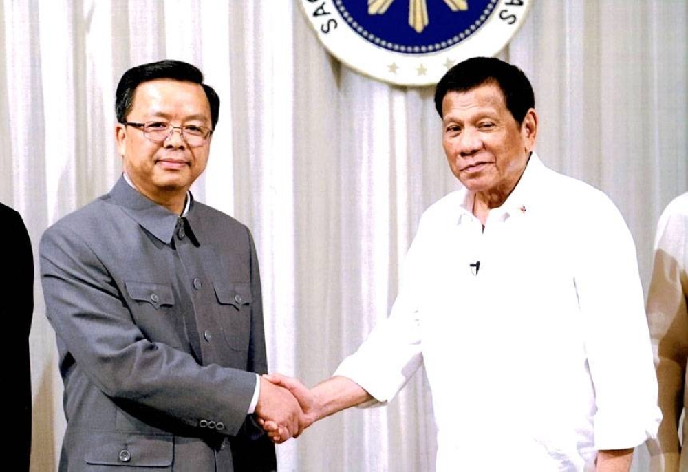 L'ambassadeur chinois désigné aux Philippines Huang Xilian avec le président Rodrigo Roa Duterte 