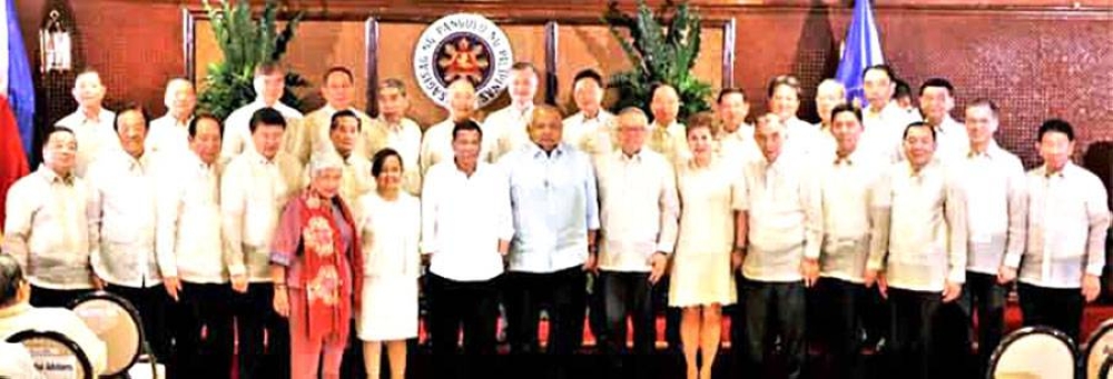 La photo montre le président Rodrigo Duterte, l'ancienne présidente Gloria Macapagal Arroyo, le secrétaire exécutif Salvador Medialdea, le secrétaire au commerce Ramon Lopez et le secrétaire à l'éducation Leonor Briones rejoints par le président de la FFCCCII Henry Lim bon Liong;  les présidents Domingo Yap, Domingo Lee, Jimmy Tang, Robin Sy, Francis Chua, Tan Ching, Alfonso Siy et Angel Ngu ;  la vice-présidente exécutive Mary Go Ng ;  les vice-présidents Alex Yap Cho Ty, David Chua, William Gosiaco, Michael Tan, Victor Lim, Delfin Letran, Cecilio Pedro, George Chiu, William Yap Castro, Jeffrey Ng, Tai Lian et Jose Go ;  Trésorier Leonardo Chua;  Auditeur Antony Chan;  et le secrétaire corporatif et secrétaire général Fernando Gan.