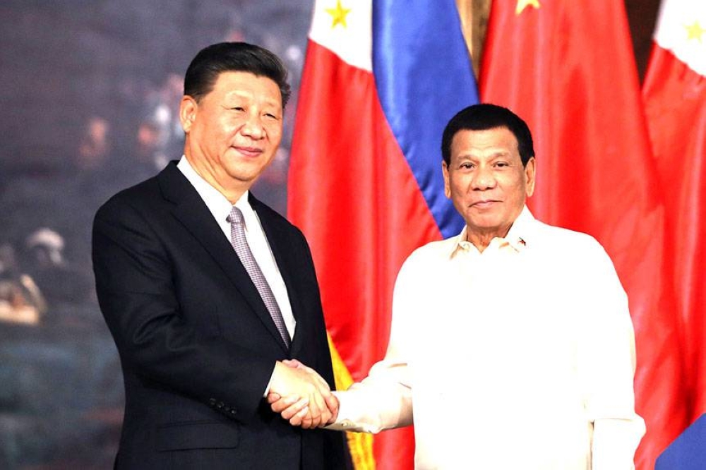 Le président Rodrigo Roa Duterte et le président Xi Jinping de la République populaire de Chine posent pour une photo après avoir déclaré leurs communiqués de presse conjoints lors de la réunion bilatérale élargie réussie au palais de Malacañan le 20 novembre 2021. PHOTOS CONTRIBUÉES