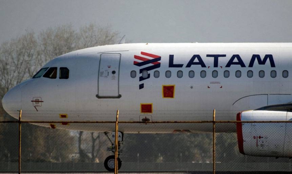 Luchando contra la bancarrota En esta foto de archivo del 26 de mayo de 2020, un avión de Ladam Airlines en la pista del Aeropuerto Internacional de Santiago en Santiago.  Un tribunal de la ciudad de Nueva York aprobó un plan para que la aerolínea más grande de América Latina, LATAM Airlines, salga de la bancarrota bajo la ley estadounidense.  foto AFP