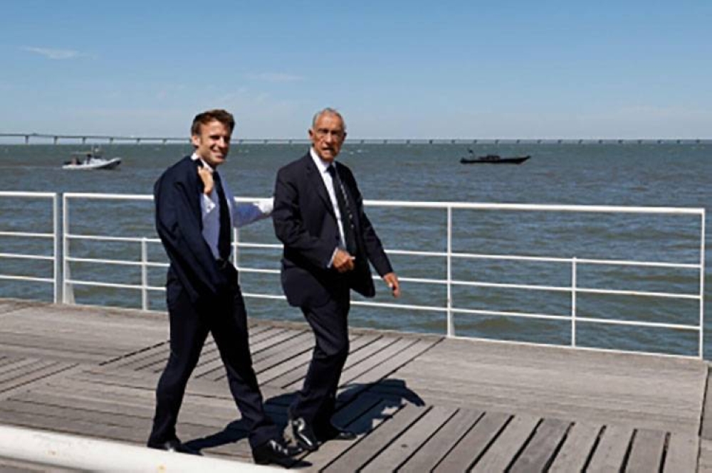 El presidente francés Emmanuel Macron (izquierda) y el presidente portugués Marcelo Rebelo de Sousa visitan el Oceanario de Lisboa en Lisboa el 30 de junio de 2022 (1 de julio en Manila), como parte de la Conferencia de las Naciones Unidas sobre los Océanos.  Una importante conferencia de las Naciones Unidas sobre cómo restaurar la salud deteriorada de los océanos del mundo comenzó en Lisboa el 27 de junio de 2022 con una serie de promesas para expandir las áreas marinas protegidas, prohibir la minería en aguas profundas y combatir la pesca ilegal.  FOTO AFP