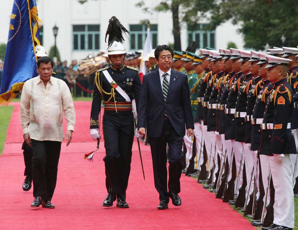 A WALK TO REMEMBER In this file photo, Japan’s former prime minister Shinzo Abe (right) troops the line with then-President Rodrigo Duterte in Malacañang during his visit to the country on Dec. 1, 2017, a year after Duterte was elected. Abe was shot dead during a campaign event on Friday, July 8, 2022. He was 67. PHOTO BY RENE H. DILAN