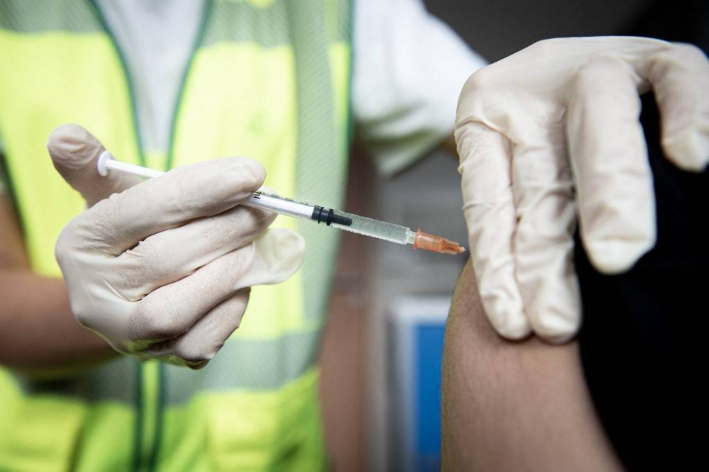 SHOT AGAINST SICKNESS This July 27, 2022 file photo shows a man receiving a dose of the monkeypox vaccine at the Edison municipal vaccination center in Paris. AFP PHOTO