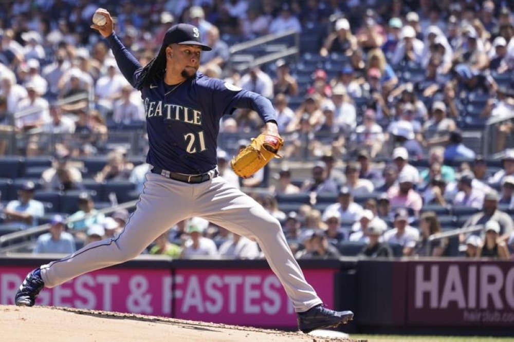 Castillo pitches into 7th as Mariners beat Yankees