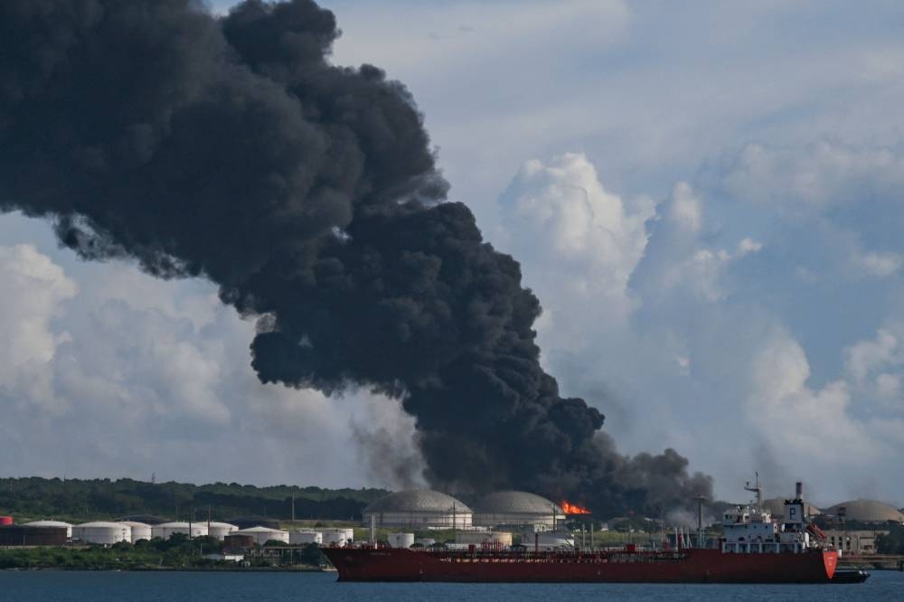 Llega ayuda de México y Venezuela mientras Cuba lucha contra un incendio mortal en un almacén