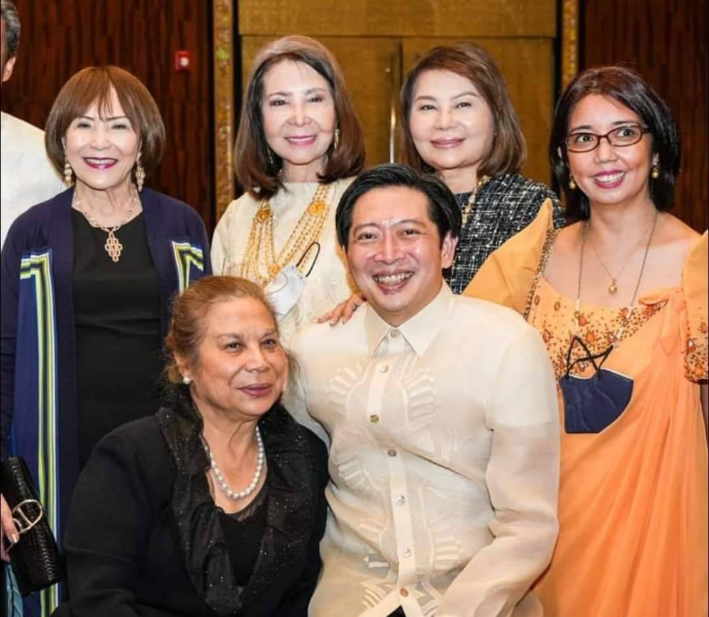 Πρόξενος Millie Abellaza, Πρόξενος Ελένη και Marianne Ong, Luli Arroyo, Marie de Leon Rufino, Πρέσβης της Σιγκαπούρης.  Ο Gerard είναι