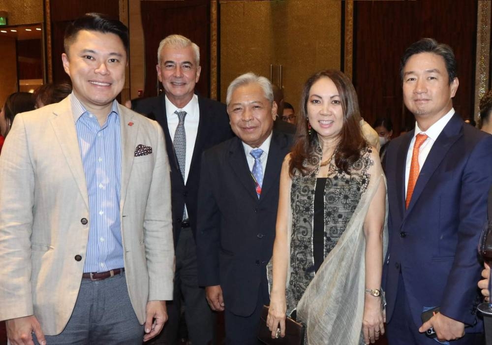 Kevin Tan, Fernando Zobel, Γραμματέας Jimmy Bautista, Anna Supribina, Alfred Tay