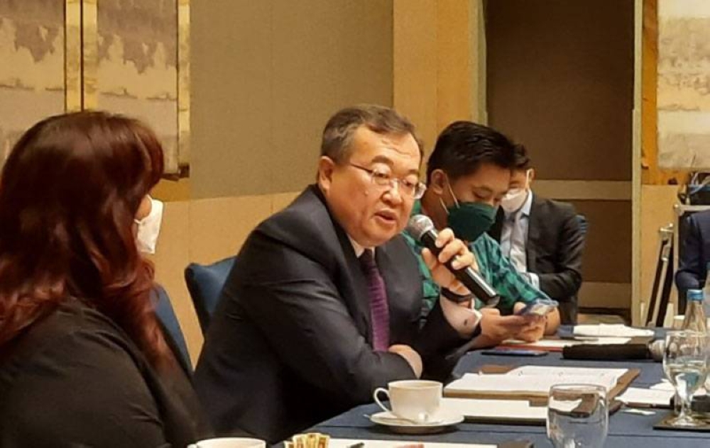 Minister Liu Jianchao (2nd from left) of the International Department of the Communist Party of China Central Committee faces the media at a hotel in Taguig City on Sunday (Aug. 28, 2022). Liu said he wants to enhance relations with political parties in the Philippines. PNA PHOTO