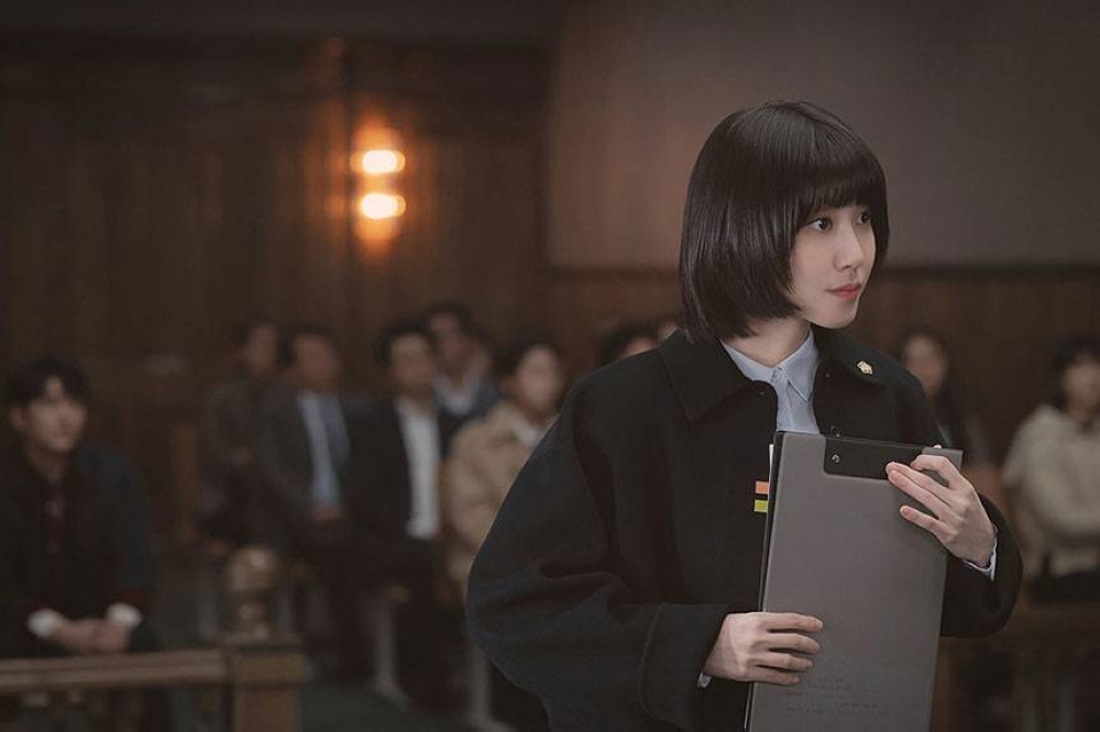 Cette photo non datée remise le 30 août 2022 montre l'actrice sud-coréenne Park Eun-bin dans le rôle d'un avocat autiste de haut niveau Woo Young-woo dans une scène du drame K à succès de Netflix 