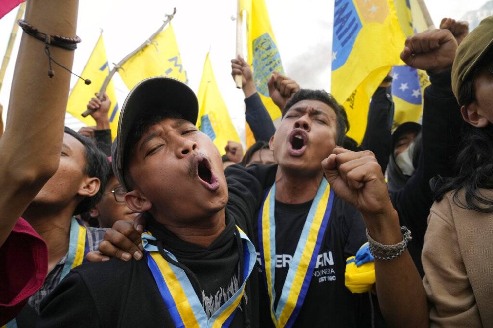 Buruh dan mahasiswa Indonesia memprotes kenaikan harga BBM
