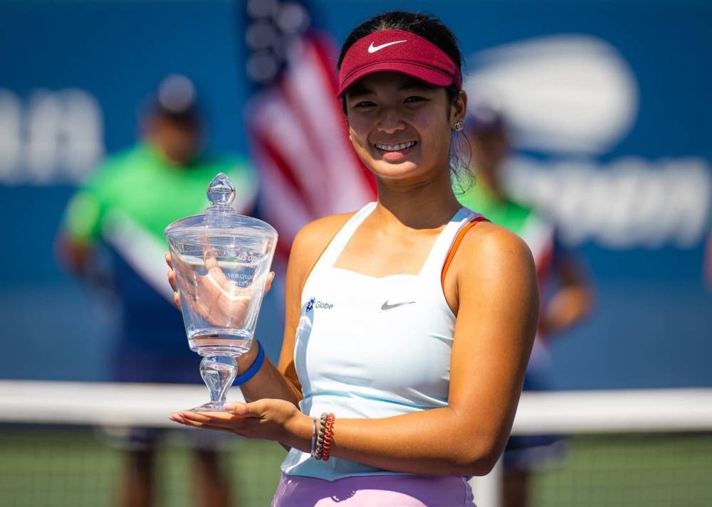 Alex Eala displays her trophy after ruling the US Open Girls Singles on Sunday (Philippine time) at the USTA Billie Jean King National Tennis Center in Flushing Meadows, New York City. PHOTO FROM EALA’S FACEBOOK PAGE