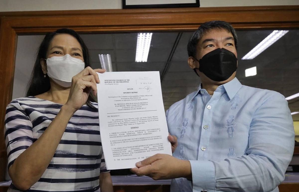 Senate Minority Leader Aquilino “Koko” Pimentel III and Sen. Risa Hontiveros hand over copies of the Senate Minority Bloc report on the sugar importation fiasco to the Bills and Index staff, Tuesday, September 13, 2022. Pimentel and Hontiveros believed that the Committee Report prepared by the Blue Ribbon Committee fell short of making sense of the sugar importation fiasco. (Joseph Vidal / Senate PRIB)