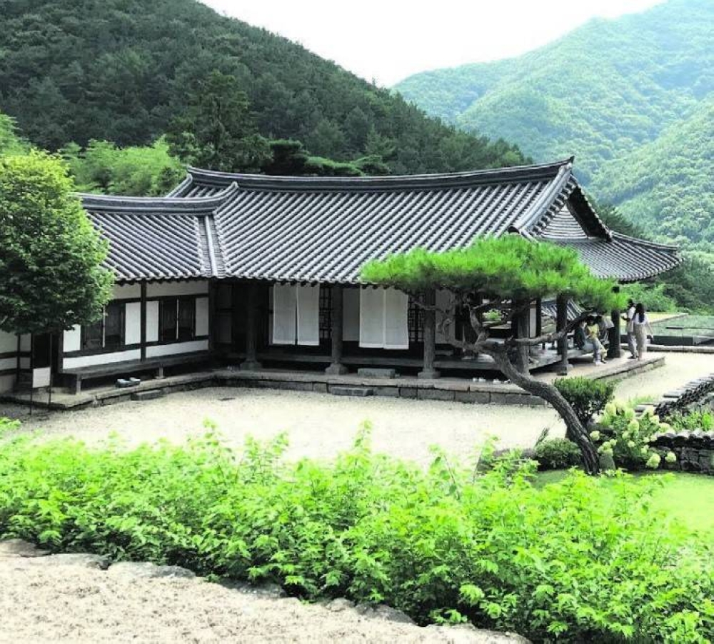 Awon Museum & Hotel with Jongnam Mountain in the background