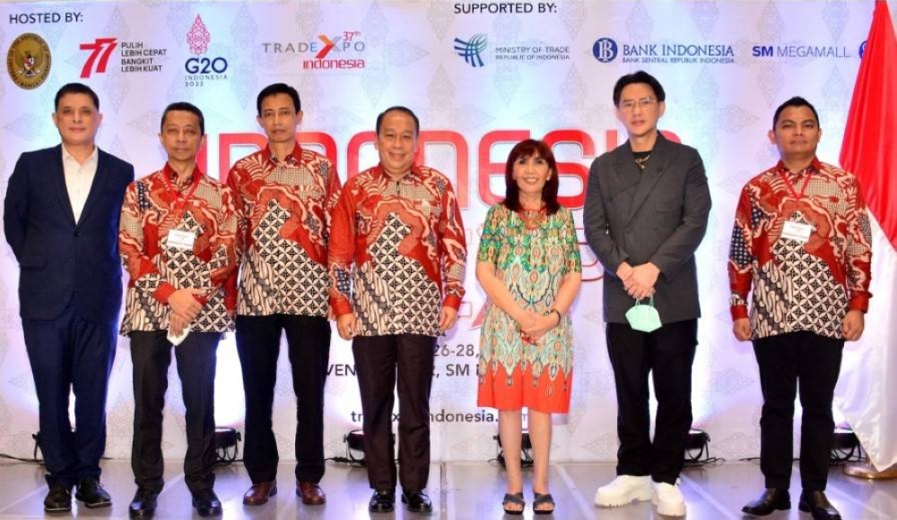 Indonesian Ambassador Agus Widjojo (center) with SM Senior Vice President Millie Dizon (third from right), SM President Steven Tan (second from right) and AVP for Operation Christian Mathay (leftmost), together with Indonesian Embassy in Manila Minister Counsellor Kusuma Pradopo, Charge d’affaires Widya Rahmanto, and Trade Attaché Martin Pandapotan