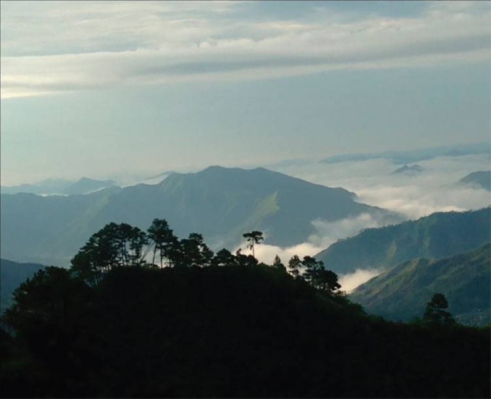 Vista de las montañas Ifugao temprano en la mañana desde el monte Nagchajan, Mayoyao.