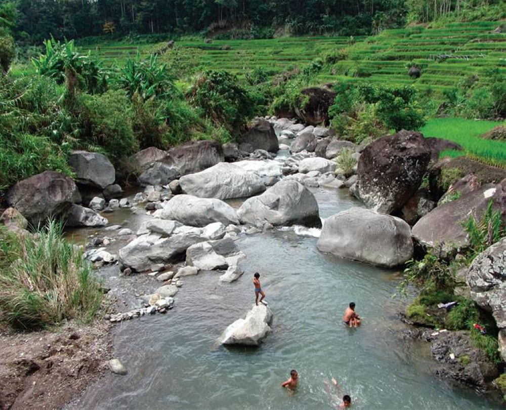 Los niños juegan en el río Balangbang en Mayoyao.  Fotos por JORGE MOJARRO