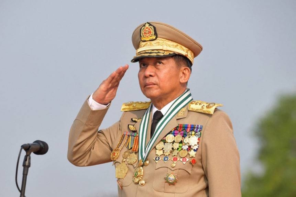 DON’T LOOK UP Min Aung Hlaing salutes during a ceremony marking Myanmar’s 77th Armed Forces Day in the capital Naypyitaw on March 27, 2022. MYANMAR MILITARY INFORMATION TEAM PHOTO VIA AFP