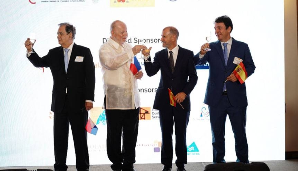 De izquierda a derecha, el presidente del PCCI PH-España, José Antonio Ipazzetta, y el embajador Felipe Luiler;  Embajador designado Miguel Otrai Delgados, Presidente de La Camara y Consejero Delegado de Acciona (Director Regional Sudeste Asiático) Robin Campa.  Contribuir imagen