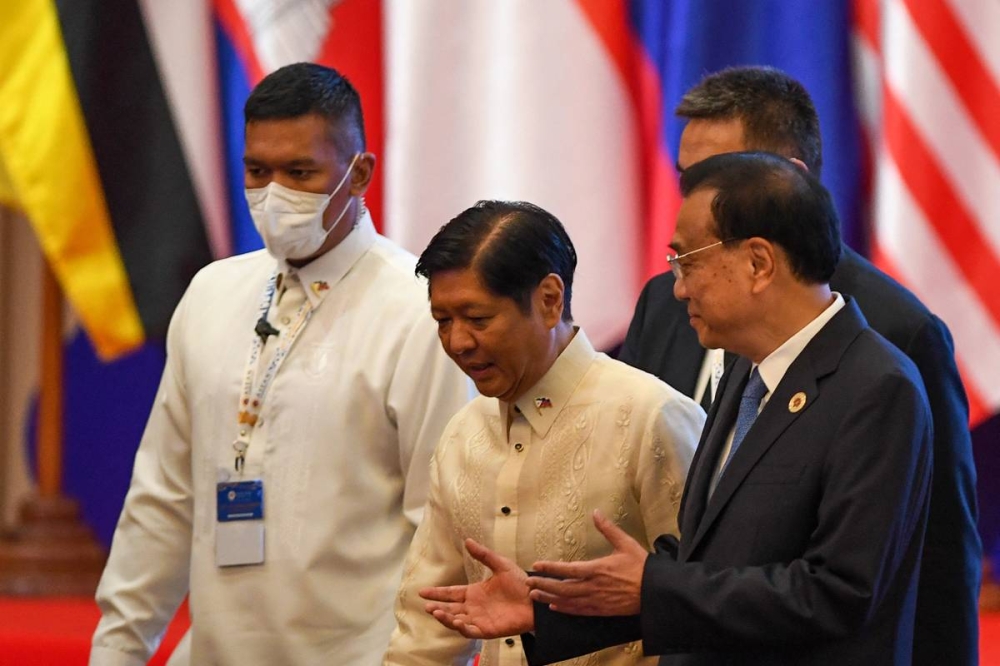 China's Prime Minister Li Keqiang speaks with Philippines' President Ferdinand Marcos Jr (left) during the ASEAN-China Summit as part of the 40th and 41st Association of Southeast Asian Nations (ASEAN) Summits in Phnom Penh on November 11, 2022. AFP PHOTO