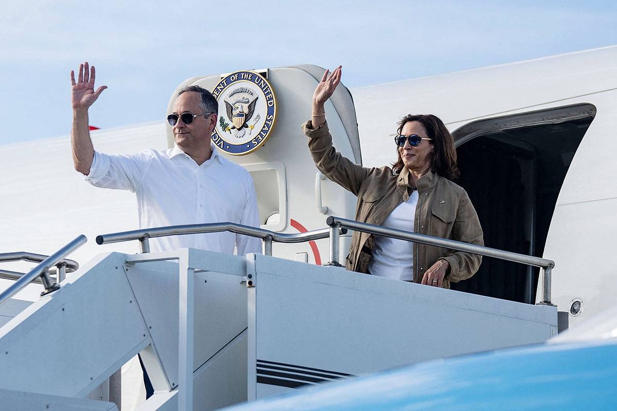 FAREWELL US Vice President Kamala Harris and her husband Douglas Emhoff wave as they depart Puerto Princesa on Tuesday, Nov. 22, 2022. The couple left for Yokota Air Base in Japan. AFP PHOTO