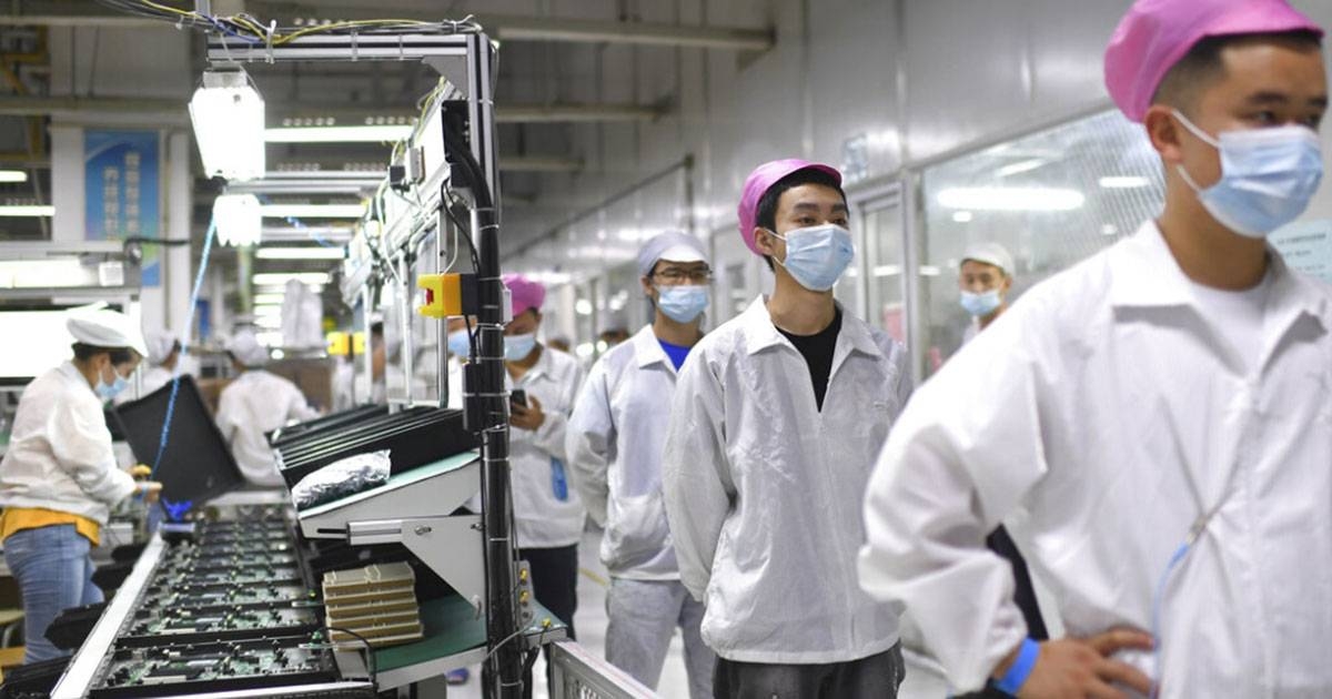 TAKE THE TEST Workers line up to get tested for the coronavirus at the Foxconn factory in the city of Wuhan, in China’s central Hubei province — where the first Covid-19 infection was reported in late 2019 — on Aug. 5, 2021. AP FILE PHOTO