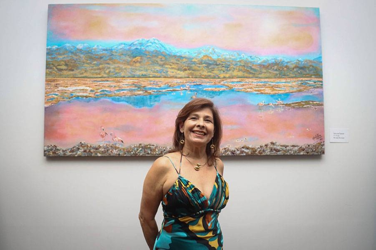 señora Maritza Pérez Quimbaya frente a su obra de arte titulada 'Salty Lake/Highlands'