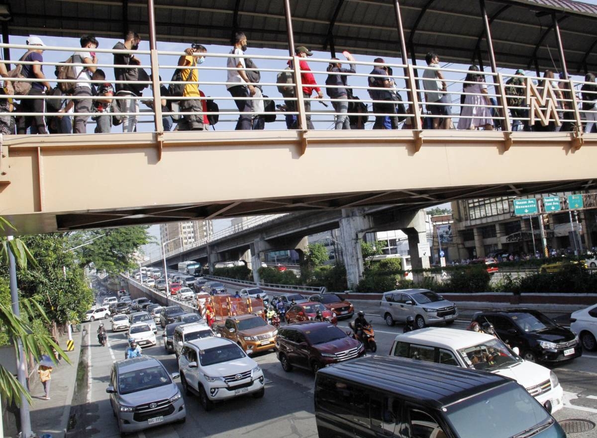 Traffic on the southbound lane of the EDSA Kamuning flyover in Quezon City on Nov. 2, 2022. PHOTO BY MIKE DE JUAN