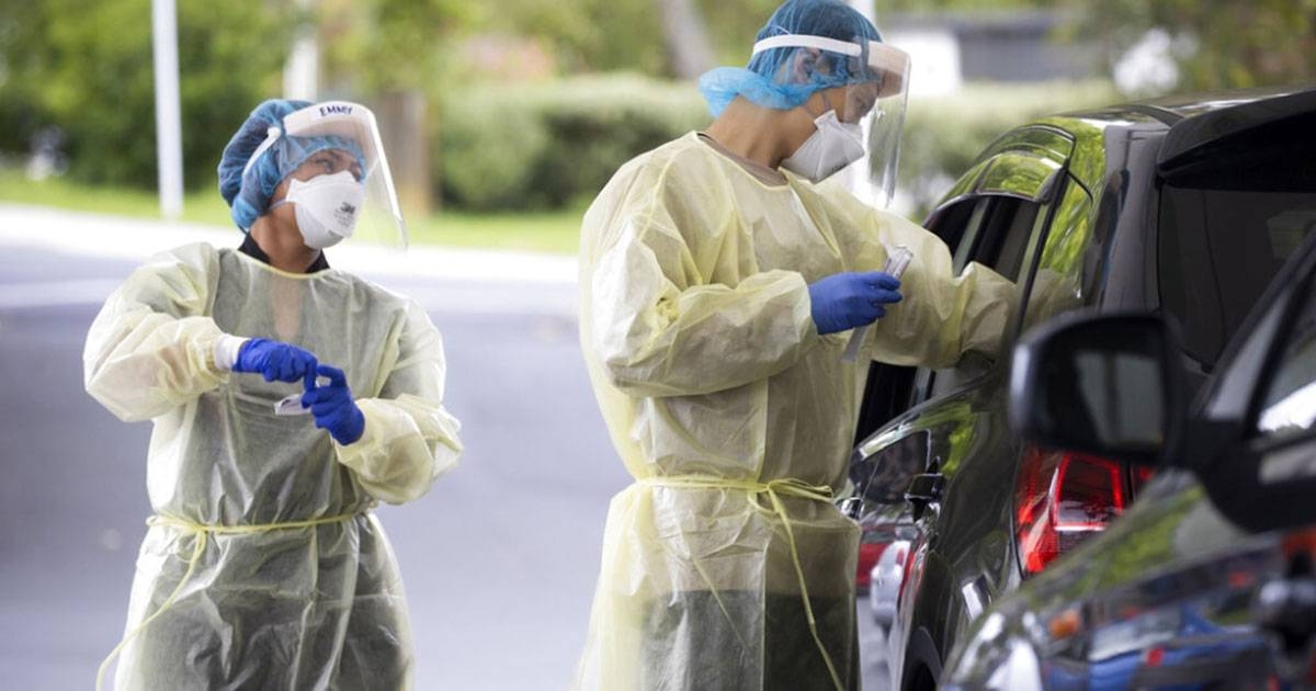 DOING THEIR DUTY Technicians in protective gear take samples at a community coronavirus testing center in the city of Auckland, northern New Zealand on Dec. 28, 2021. NEW ZEALAND HERALD FILE PHOTO VIA AP