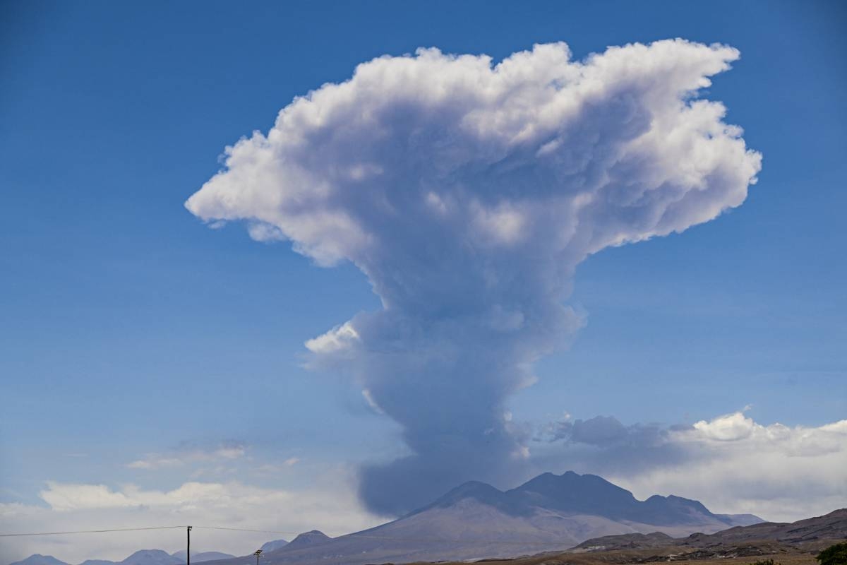 Volcán Lascar en Chile se agitó y envió humo al cielo