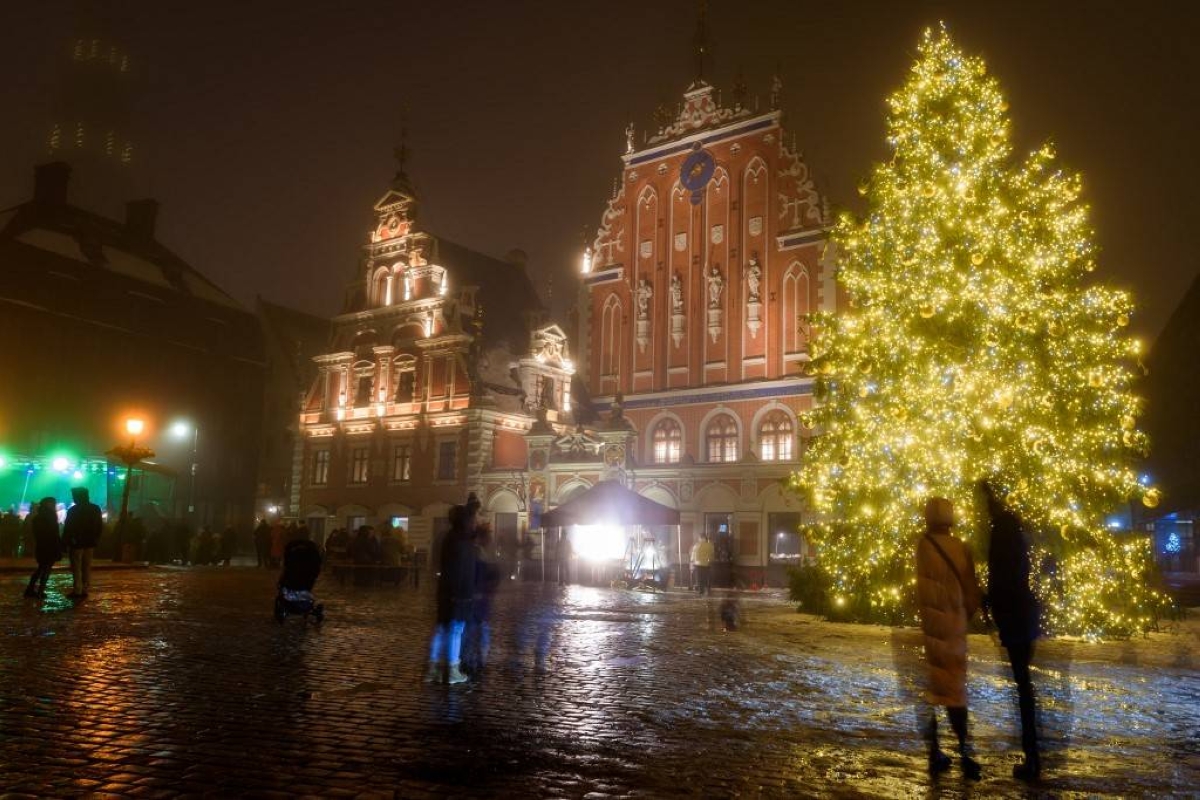 Lotyšský slnovratový rituál ukazuje ohnivý vzhľad vianočného stromčeka
